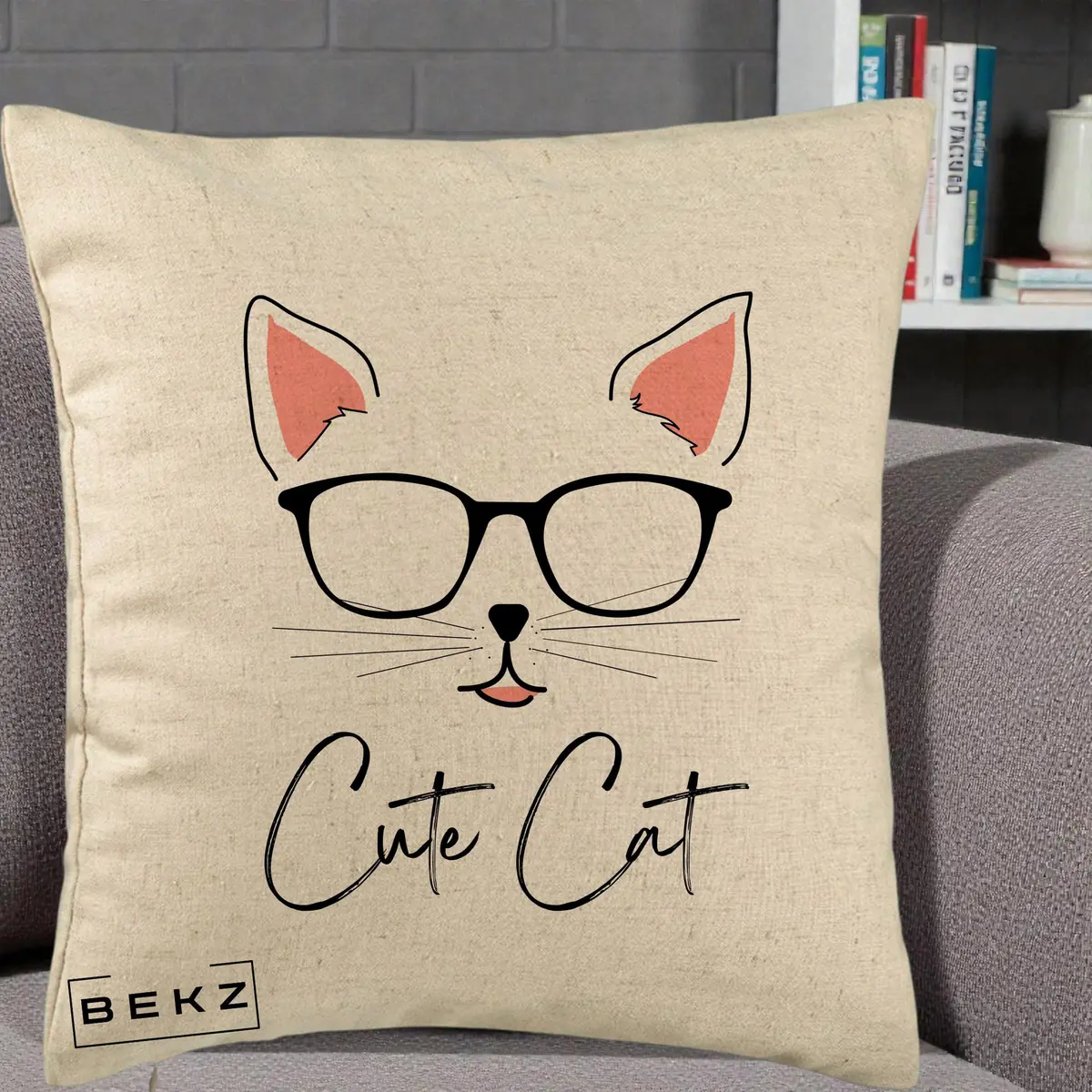 Perna Decorativa Cute Cat cu Ochelari, 40x40 cm, Bej, Husa Detasabila, Perna, BEKZ®