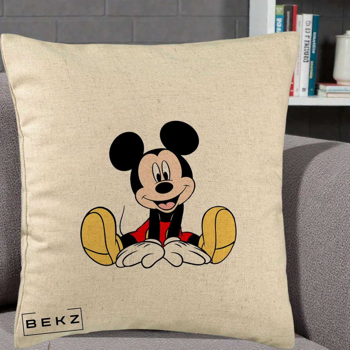 Perna Decorativa Mickey Mouse Relaxat, 40x40 cm, Bej, Husa Detasabila, Perna, BEKZ®