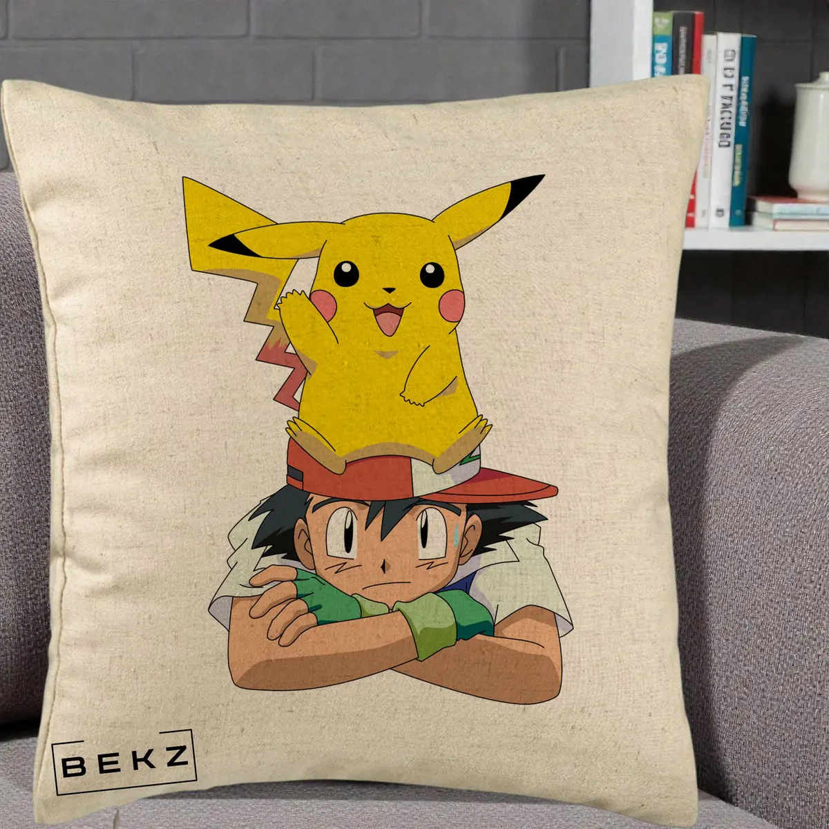 Perna Decorativa Ash si Pikachu, 40x40 cm, Bej, Husa Detasabila, Perna, BEKZ®