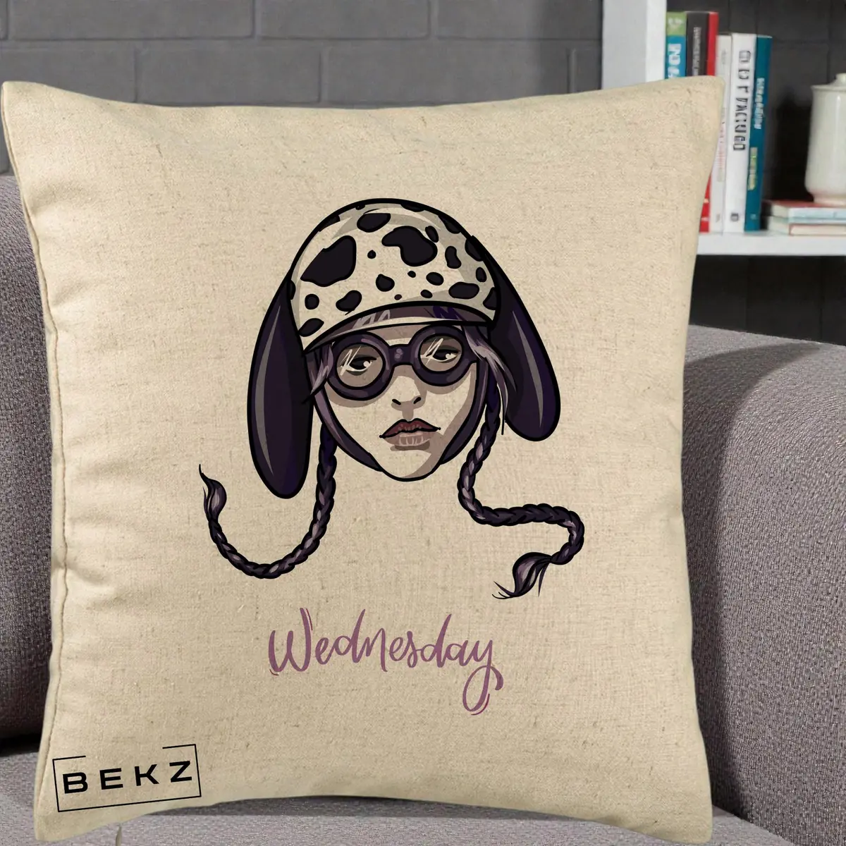 Perna Decorativa Wednesday Addams cu Caine Dalmatian, 40x40 cm, Bej, Husa Detasabila, Perna, BEKZ®