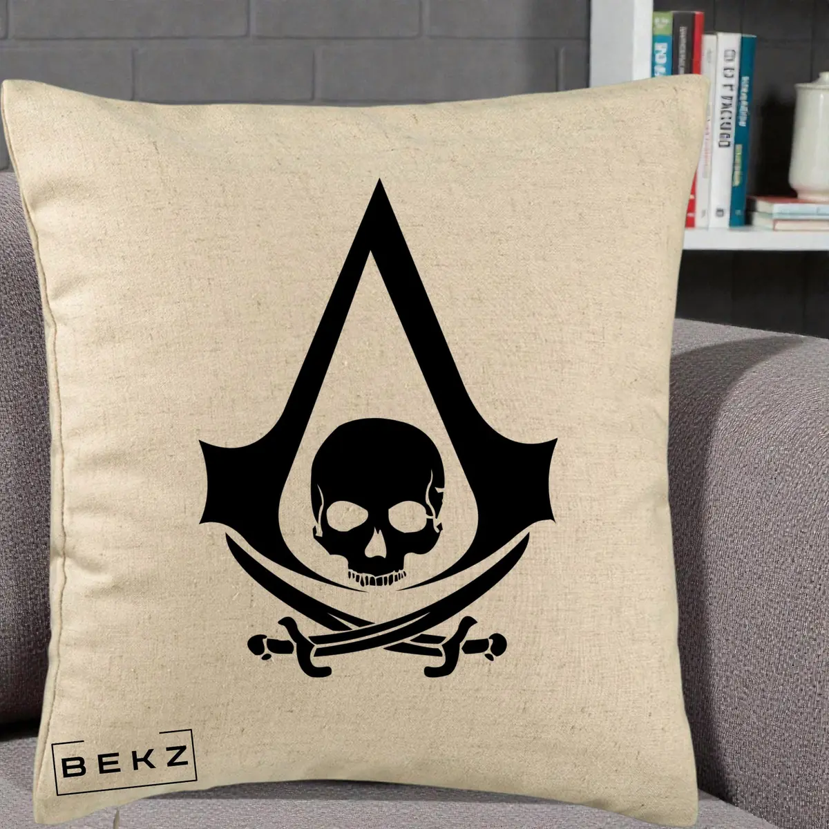 Perna Decorativa Assassin's Creed Black Flag Skull Logo, 40x40 cm, Bej, Husa Detasabila, Perna, BEKZ®