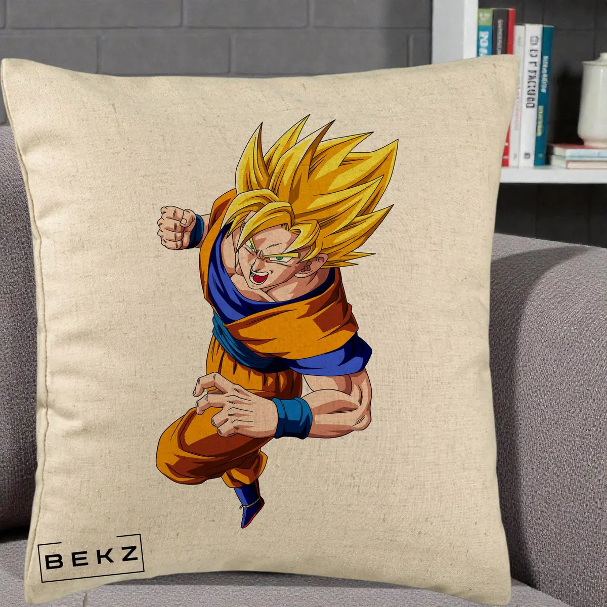 Perna Decorativa Dragon Ball Goku Super Saiyan 2 Lupta, 40x40 cm, Bej, Husa Detasabila, Perna, BEKZ®