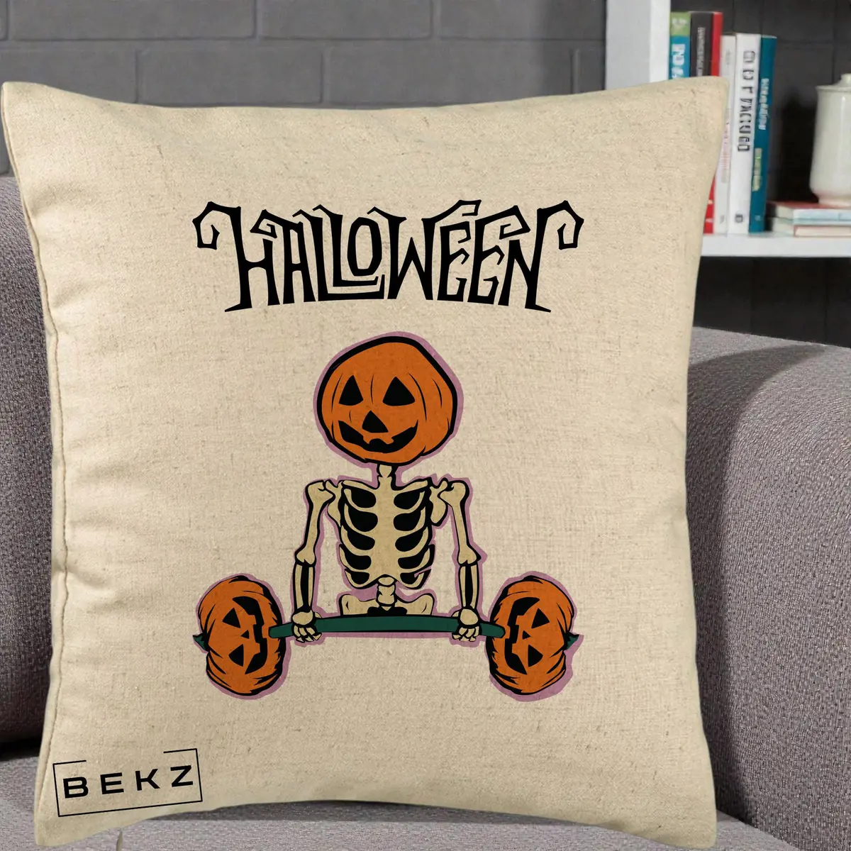 Perna Decorativa Halloween Schelet cu Cap de Dovleac Powerlifting, 40x40 cm, Bej, Husa Detasabila, Perna, BEKZ®