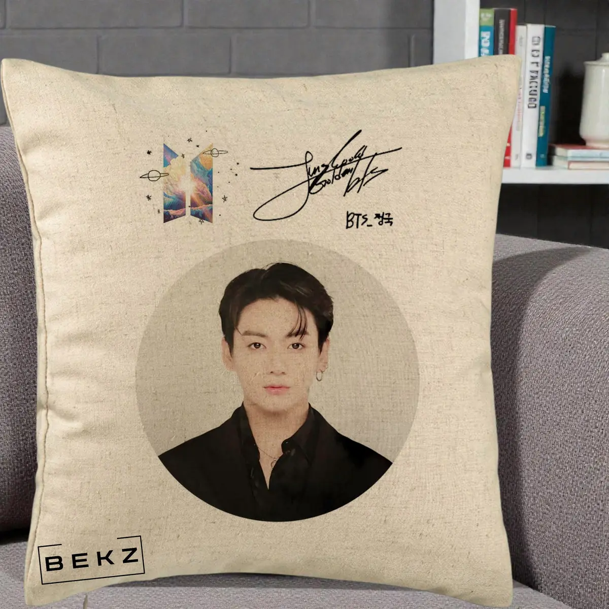 Perna Decorativa BTS Jungkook Portret cu Autograf si Logo, 40x40 cm, Bej, Husa Detasabila, Perna, BEKZ®