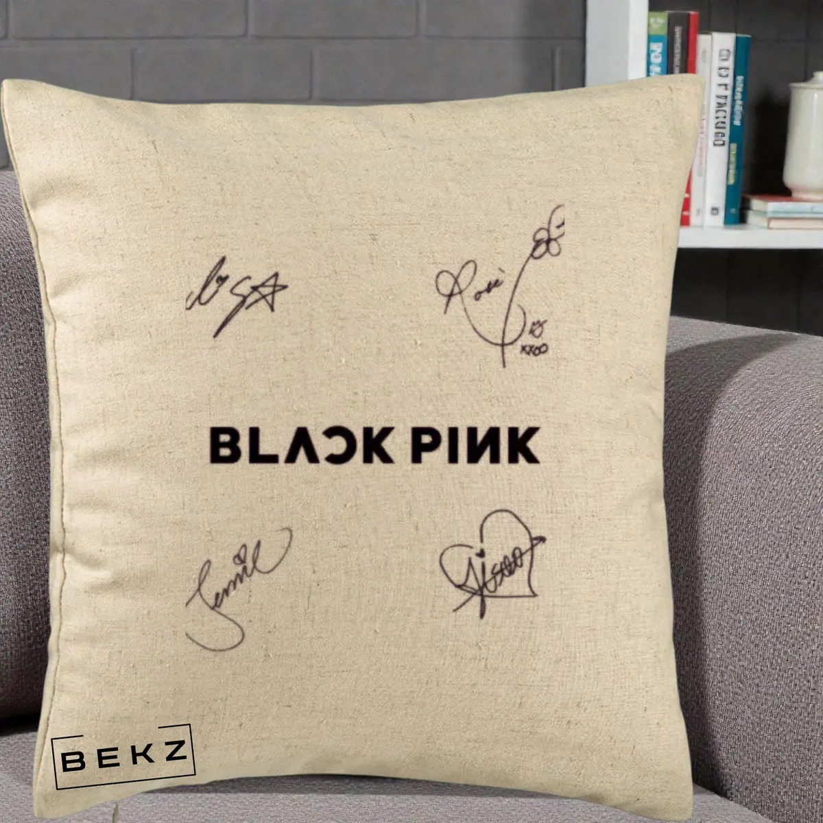 Perna Decorativa BLACKPINK Tinute Negre Grup Simplu Fara Logo, 40x40 cm, Bej, Husa Detasabila, Perna, BEKZ®