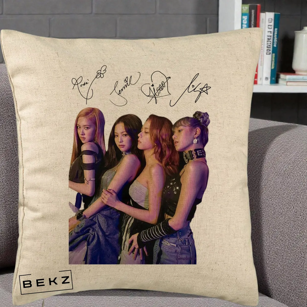 Perna Decorativa BLACKPINK Fotografie Grup Autografe Deasupra, 40x40 cm, Bej, Husa Detasabila, Perna, BEKZ®