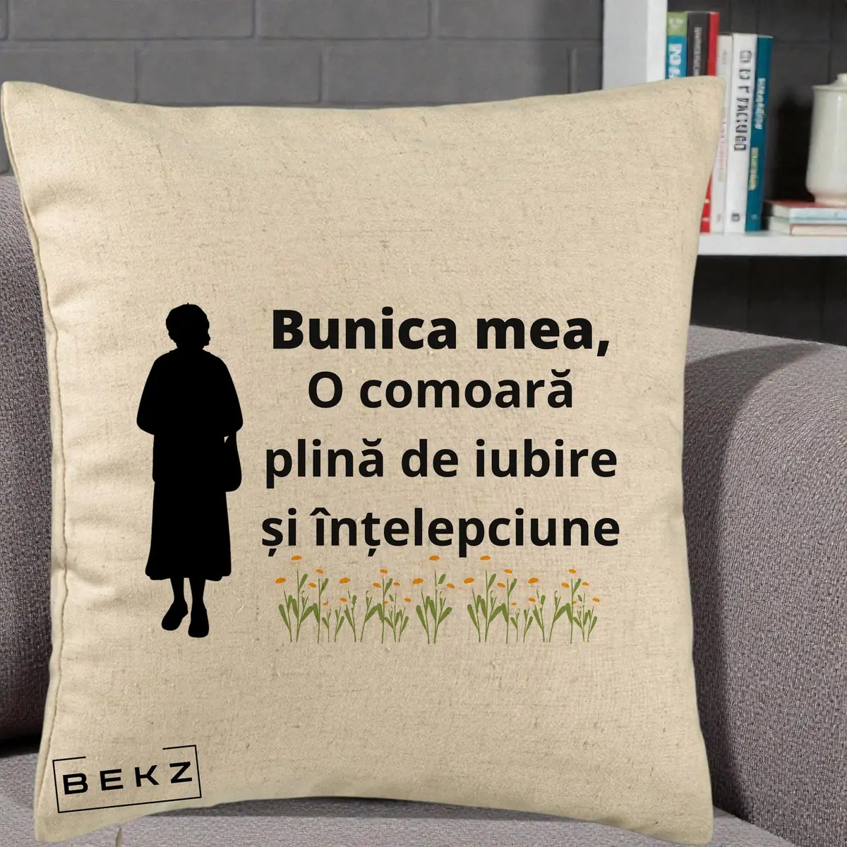 Perna Decorativa Bunica Mea Comoara Iubire Intelepciune Silueta cu Nepoata, 40x40 cm, Bej, Husa Detasabila, Perna, BEKZ®