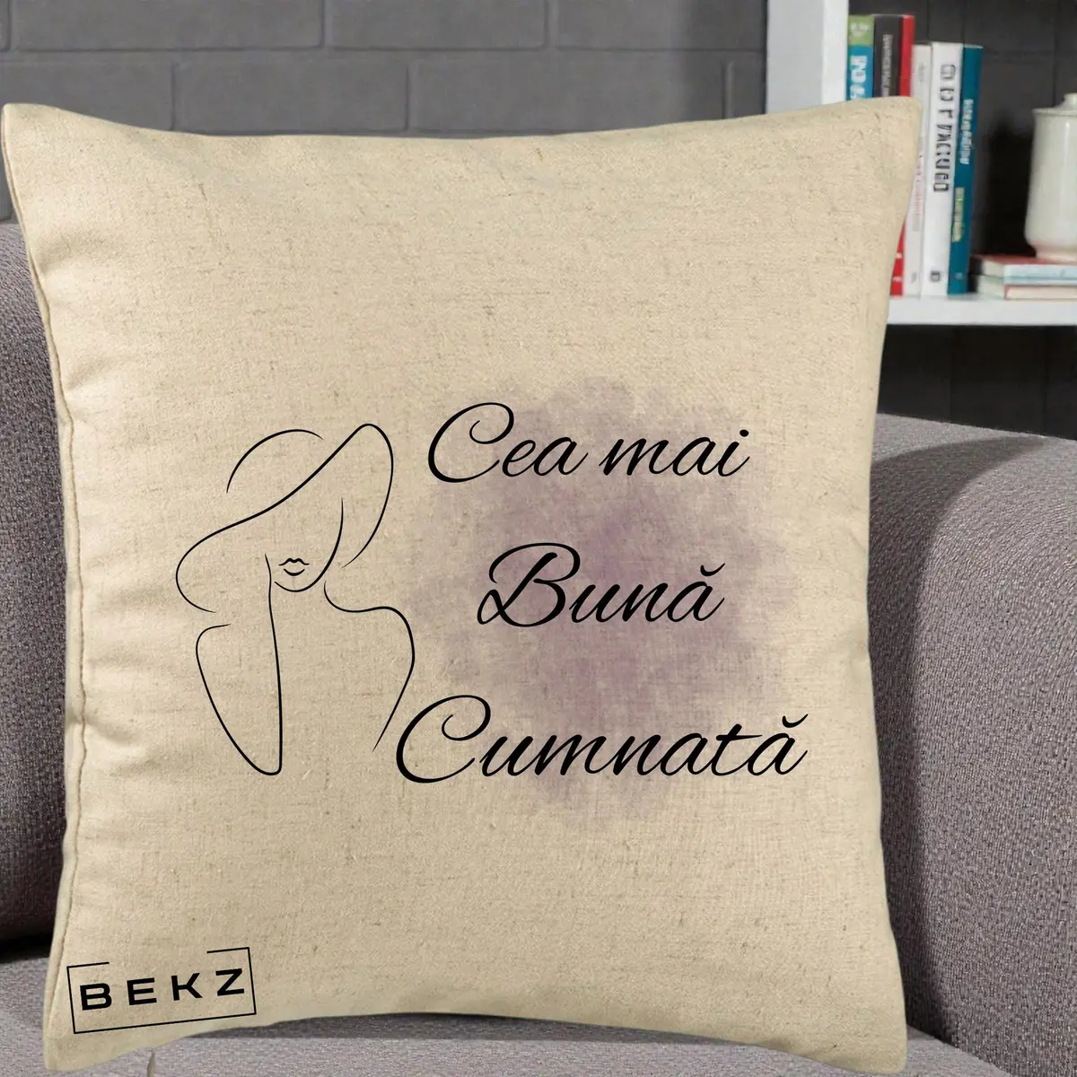 Perna Decorativa Cea mai Buna Cumnata cu Silueta Dama si Pete Violet, 40x40 cm, Bej, Husa Detasabila, Perna, BEKZ®