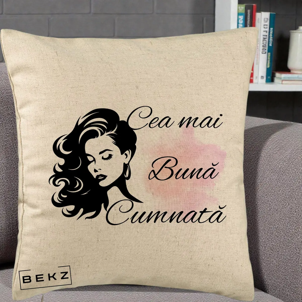 Perna Decorativa Cea mai Buna Cumnata cu Silueta Dama si Pete Roz, 40x40 cm, Bej, Husa Detasabila, Perna, BEKZ®