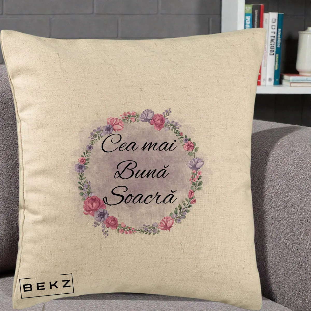 Perna Decorativa Cea mai Buna Soacra cu Coronita Flori Roz si Mov, 40x40 cm, Bej, Husa Detasabila, Perna, BEKZ®