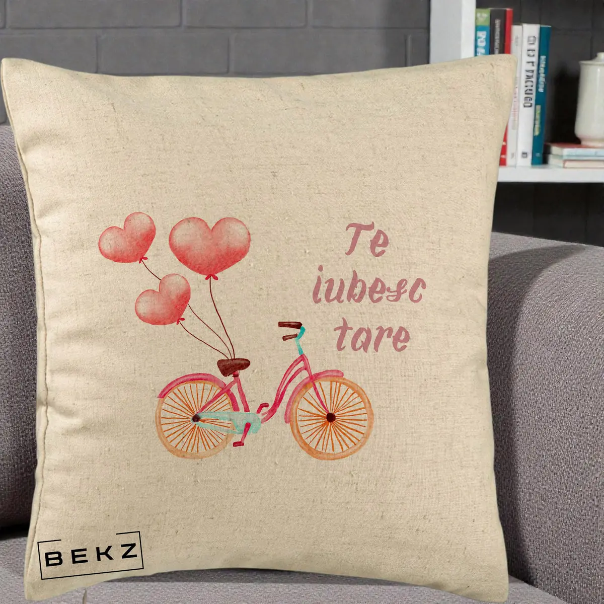 Perna Decorativa Te Iubesc Tare cu Bicicleta Roz si Baloane Inima, 40x40 cm, Bej, Husa Detasabila, Perna, BEKZ®