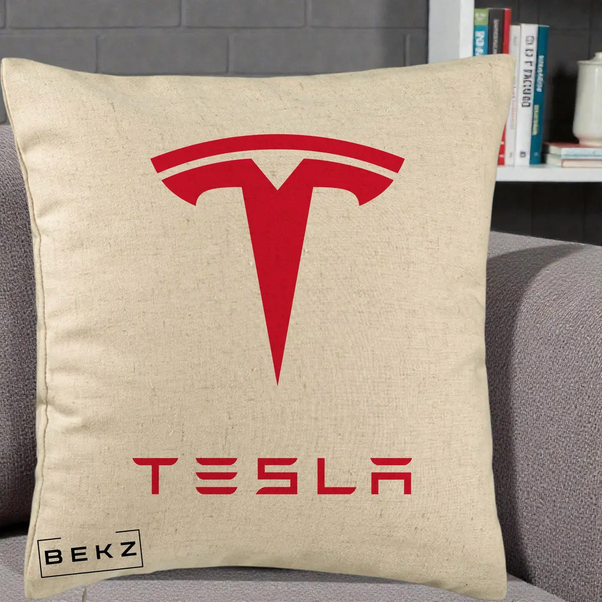 Perna Decorativa Logo Tesla T Rosu pe Fond bej, 40x40 cm, Bej, Husa Detasabila, Perna, BEKZ®