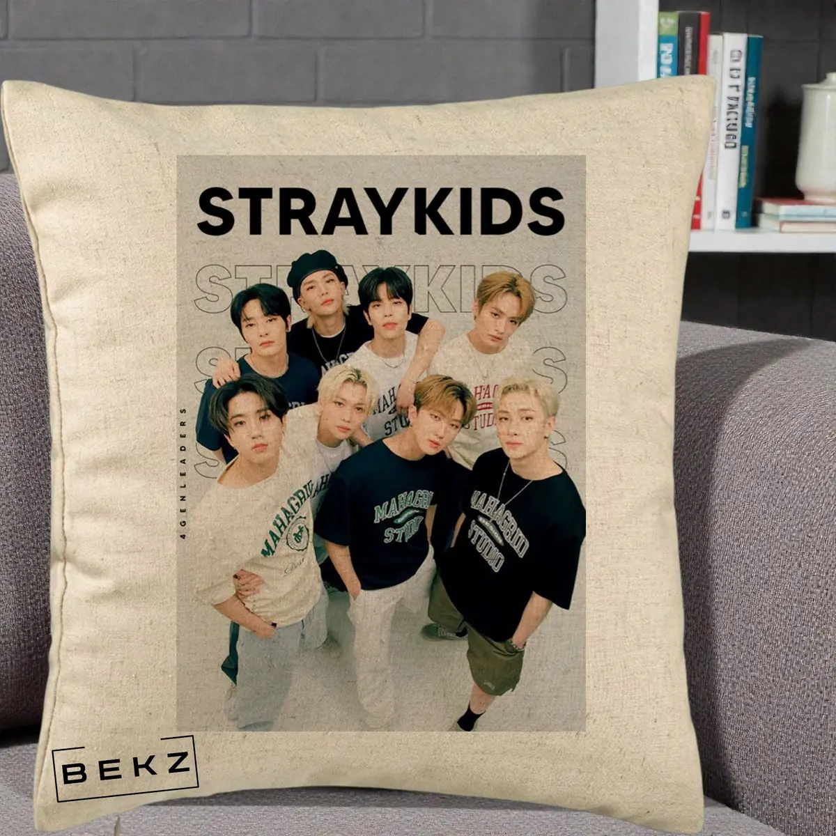Perna Decorativa Stray Kids STRAYKIDS Alb-Negru cu Foto Grup, 40x40 cm, Bej, Husa Detasabila, Perna, BEKZ®