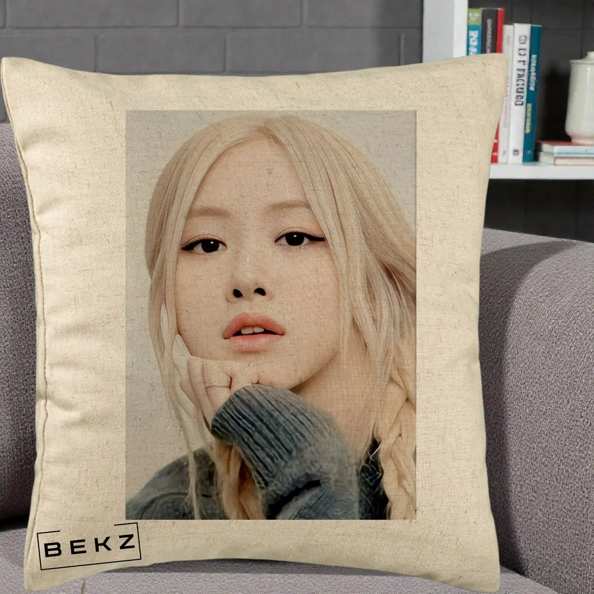 Perna Decorativa BLACKPINK Rose Portrait Blond Par Impletit, 40x40 cm, Bej, Husa Detasabila, Perna, BEKZ®