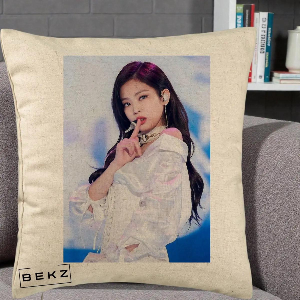 Perna Decorativa BLACKPINK Jennie Portrait Concert Alb cu Microfon, 40x40 cm, Bej, Husa Detasabila, Perna, BEKZ®