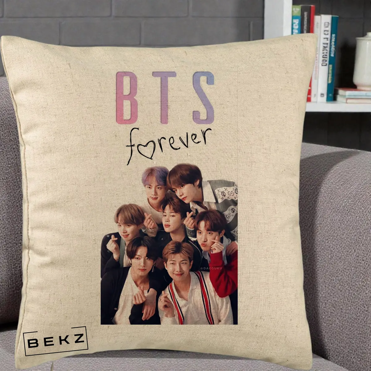 Perna Decorativa BTS Forever cu Logo si Foto Grup Casual Negru, 40x40 cm, Bej, Husa Detasabila, Perna, BEKZ®