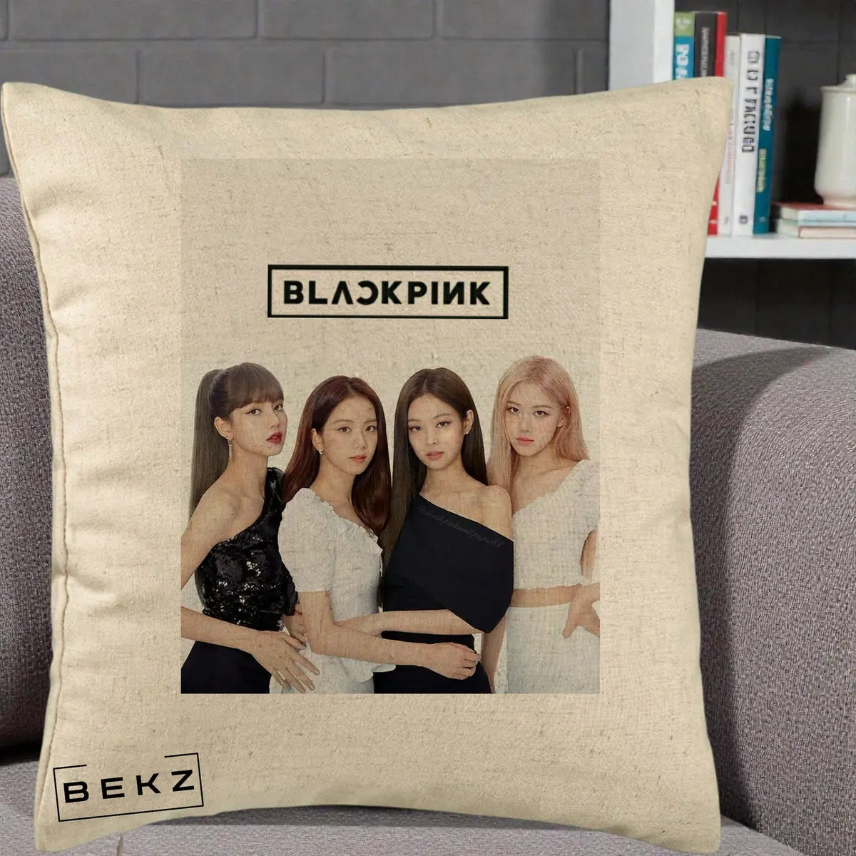 Perna Decorativa BLACKPINK Foto Grup Logo Alb-Negru pe Fond bej, 40x40 cm, Bej, Husa Detasabila, Perna, BEKZ®