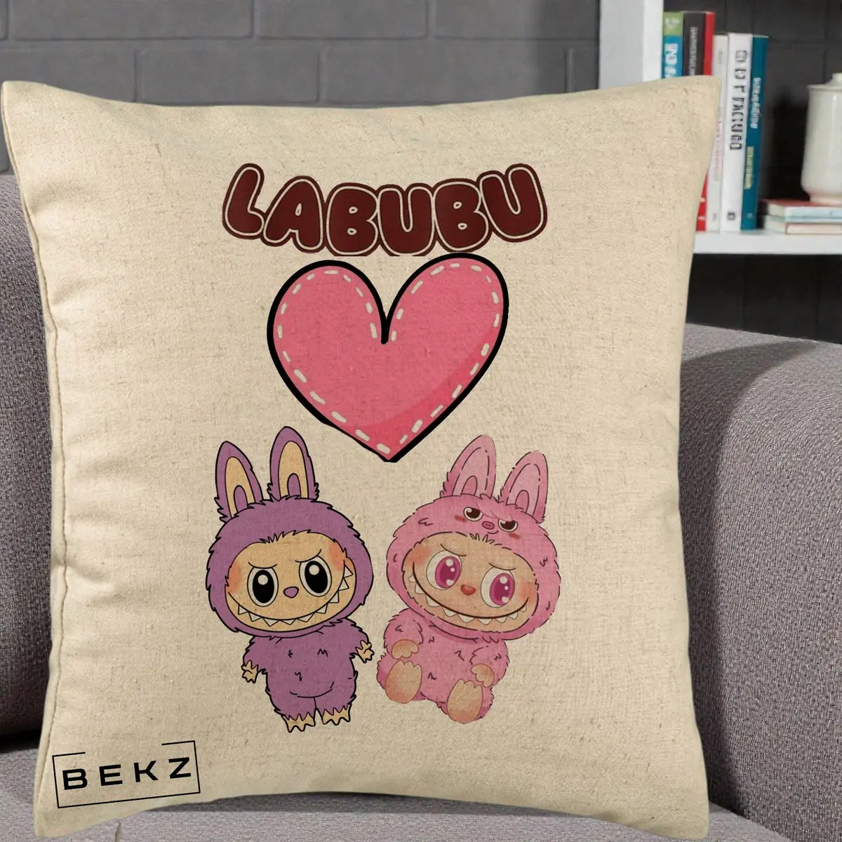 Perna Decorativa Labubu Cuplu Inima, 40x40 cm, Bej, Husa Detasabila, Perna, BEKZ®