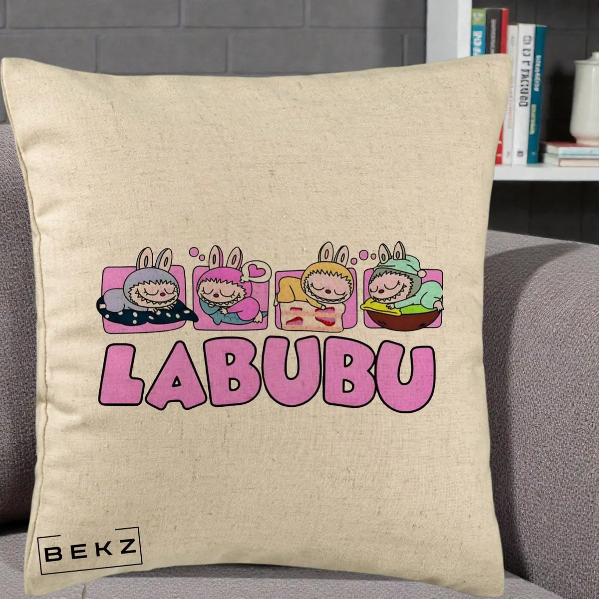 Perna Decorativa Labubu Sleeping Quad, 40x40 cm, Bej, Husa Detasabila, Perna, BEKZ®