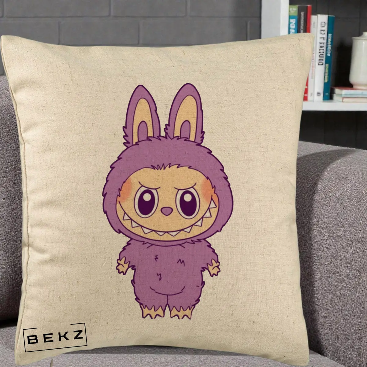 Perna Decorativa Labubu Violet Solo, 40x40 cm, Bej, Husa Detasabila, Perna, BEKZ®