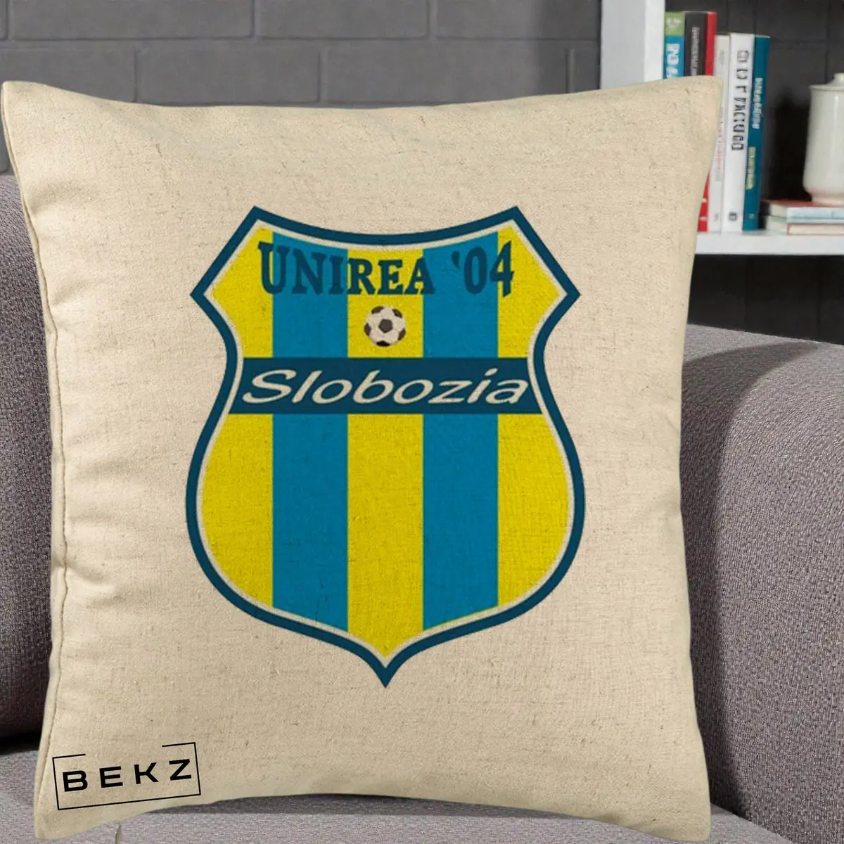 Perna Decorativa Unirea '04 Slobozia Fotbal, 40x40 cm, Bej, Husa Detasabila, Perna, BEKZ®