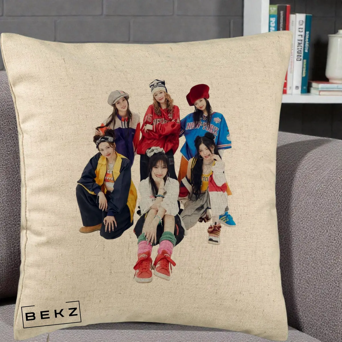 Perna Decorativa Grup K-pop Fete Streetwear Foto, 40x40 cm, Bej, Husa Detasabila, Perna, BEKZ®