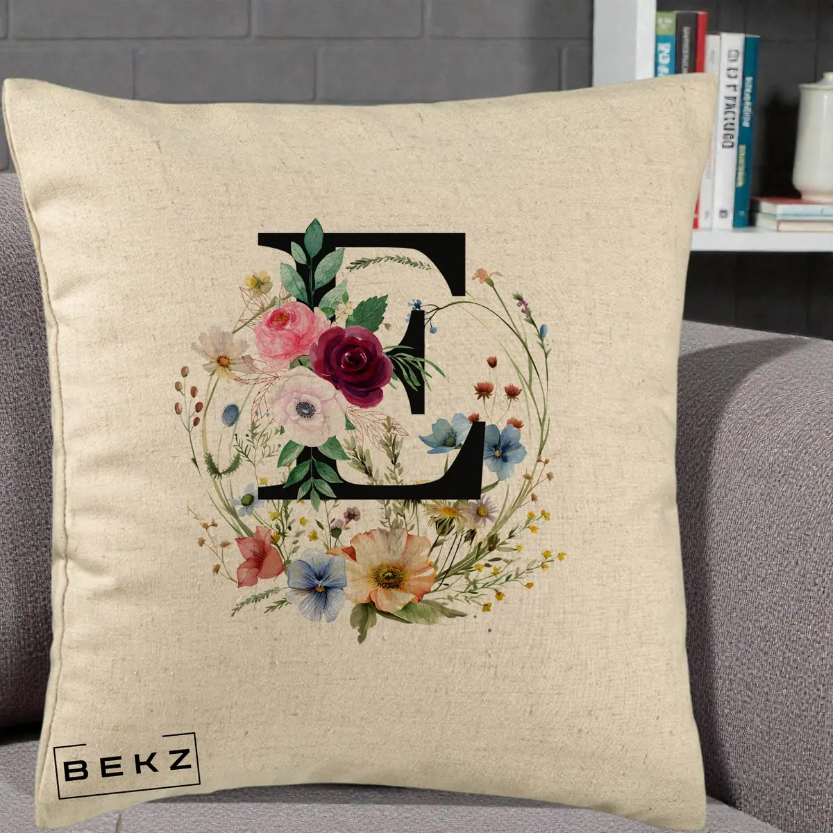 Perna Decorativa Monogram Litera E cu Flori Acuarela, 40x40 cm, Bej, Husa Detasabila, Perna, BEKZ®
