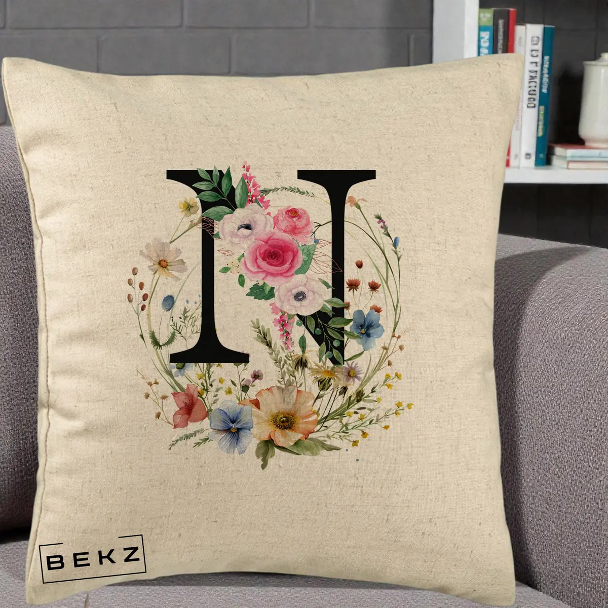 Perna Decorativa Monogram Litera N cu Flori Acuarela, 40x40 cm, Bej, Husa Detasabila, Perna, BEKZ®