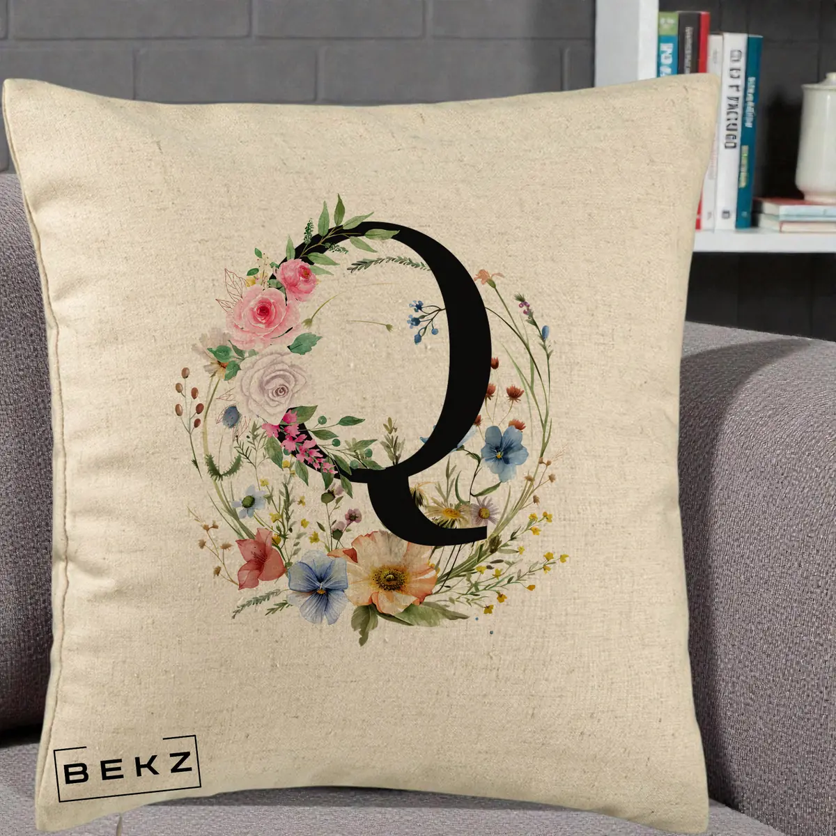 Perna Decorativa Monogram Litera Q cu Flori Acuarela, 40x40 cm, Bej, Husa Detasabila, Perna, BEKZ®