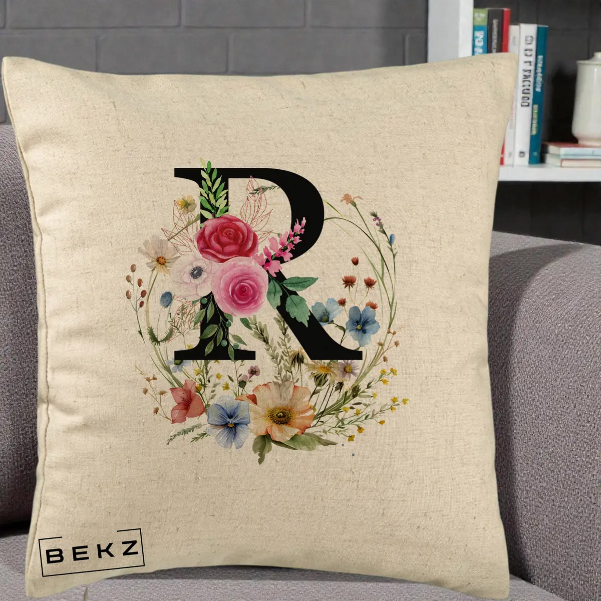 Perna Decorativa Monogram Litera R cu Flori Acuarela, 40x40 cm, Bej, Husa Detasabila, Perna, BEKZ®