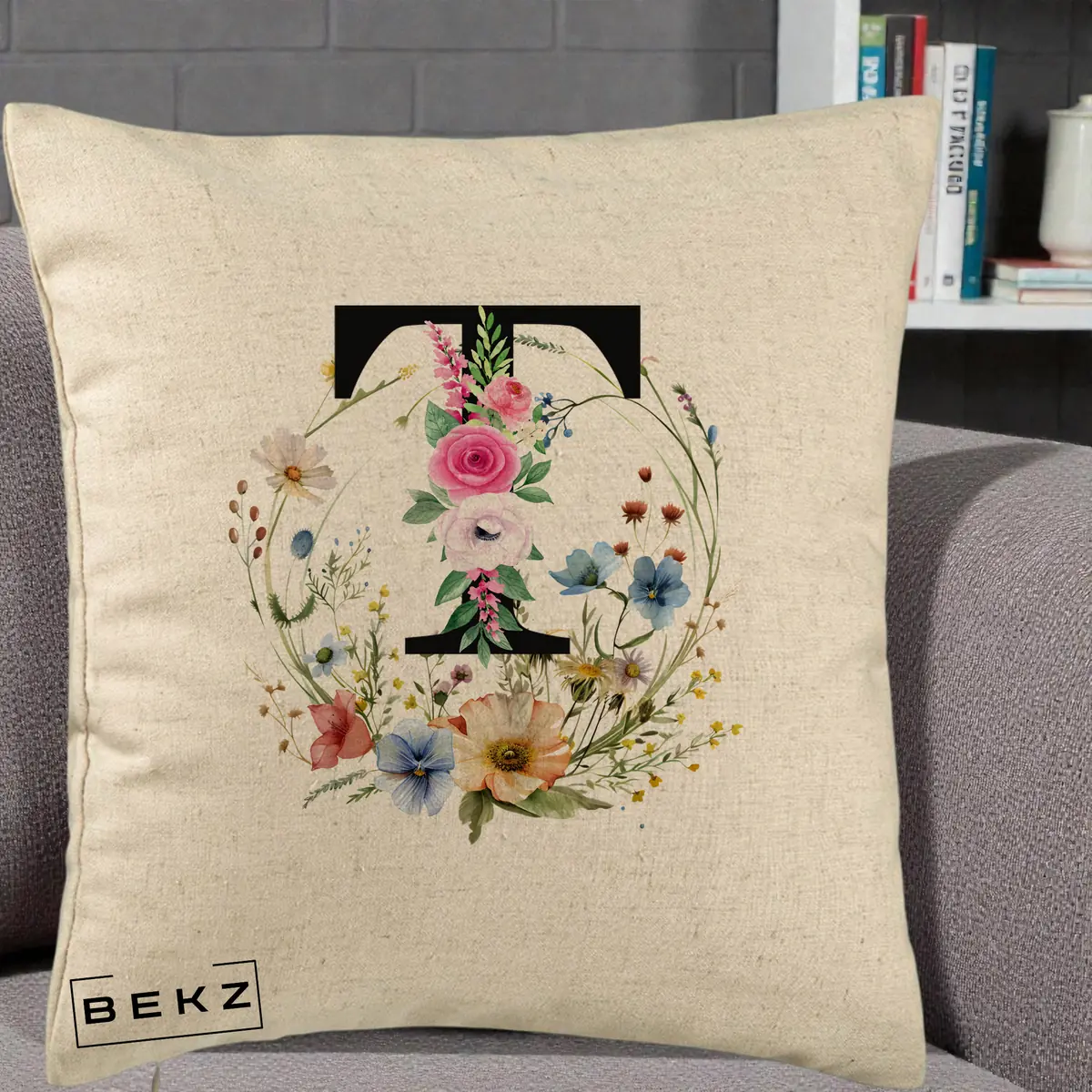 Perna Decorativa Monogram Litera T cu Flori Acuarela, 40x40 cm, Bej, Husa Detasabila, Perna, BEKZ®