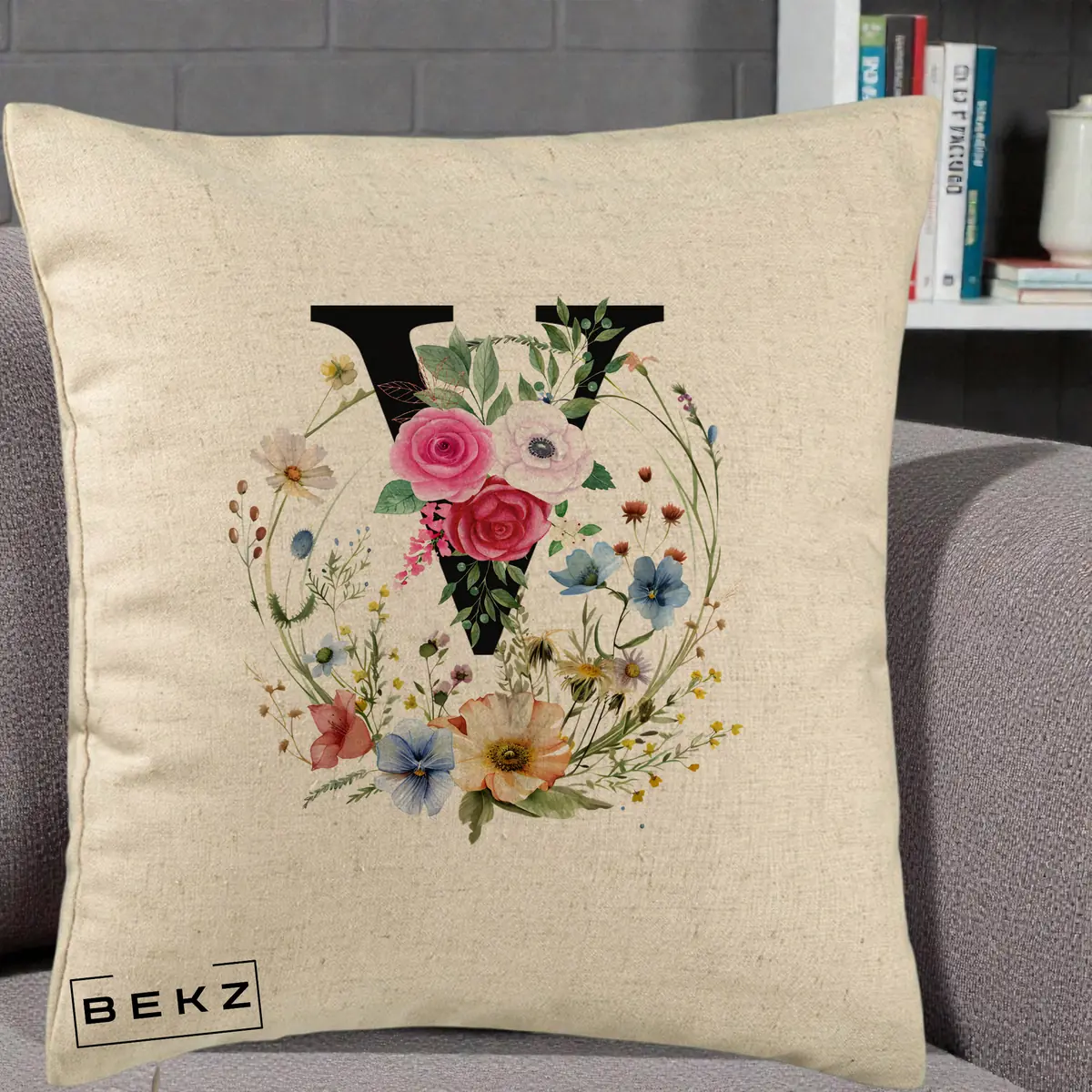 Perna Decorativa Monograma Florala Litera V, 40x40 cm, Bej, Husa Detasabila, Perna, BEKZ®