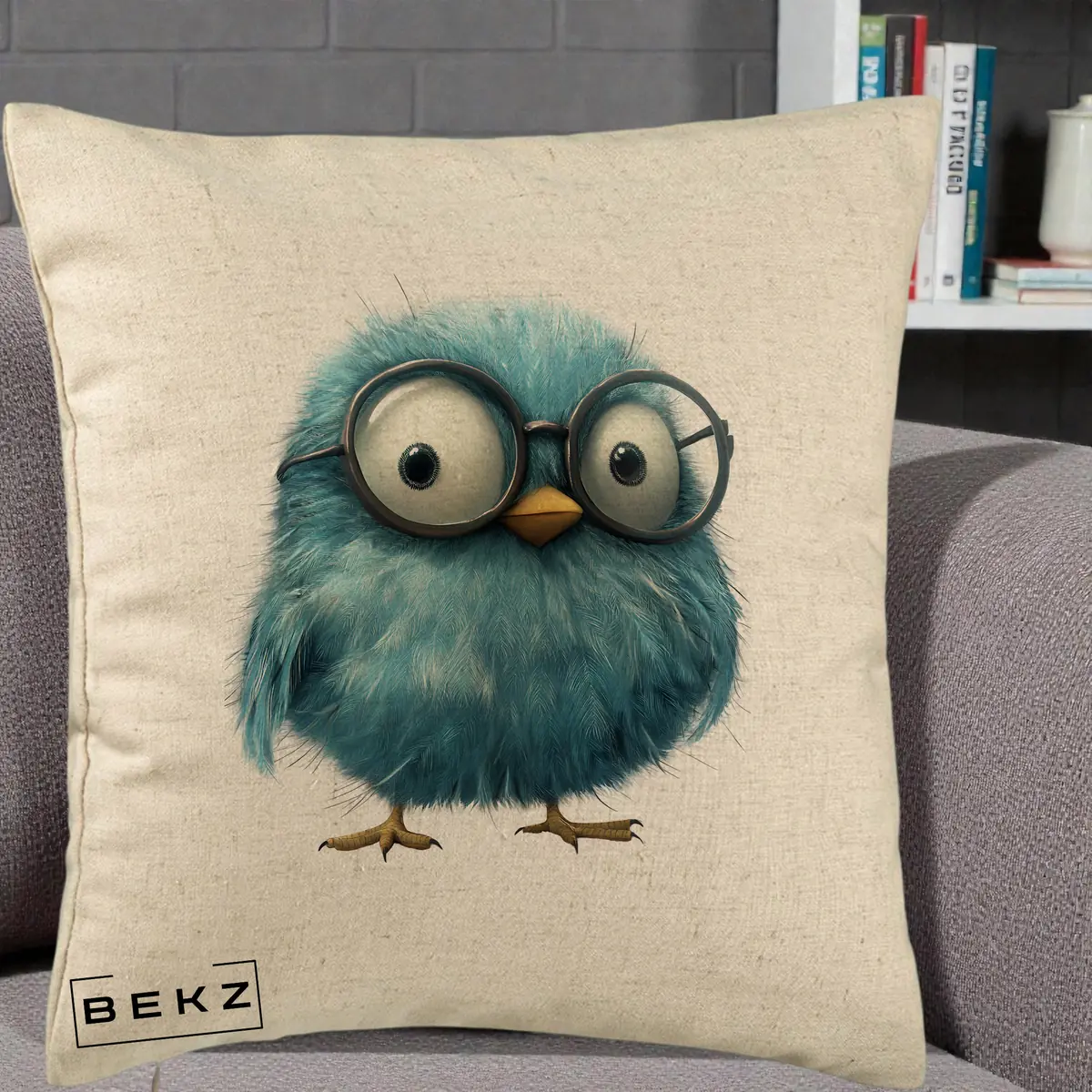 Perna Decorativa Pui Pufos Teal cu Ochelari, 40x40 cm, Bej, Husa Detasabila, Perna, BEKZ®