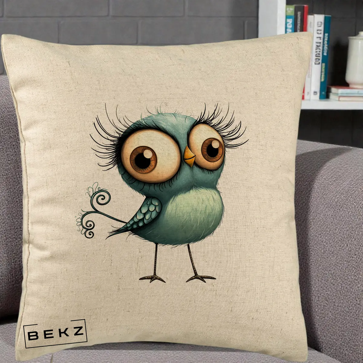 Perna Decorativa Pasare Teal cu Gene si Coada Spiralata, 40x40 cm, Bej, Husa Detasabila, Perna, BEKZ®