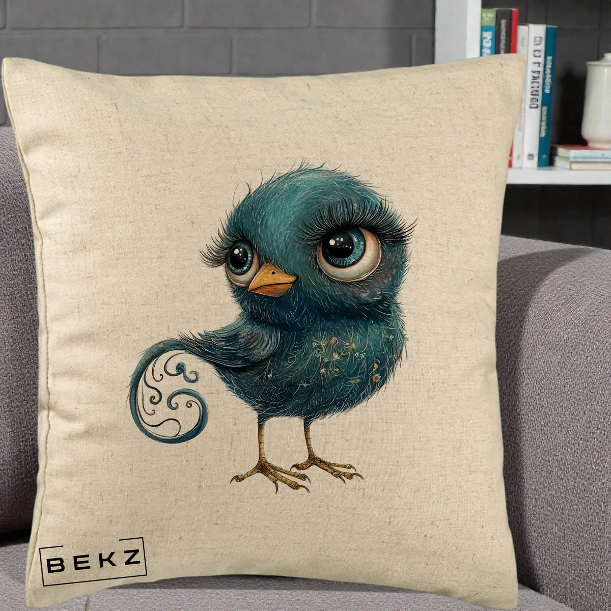 Perna Decorativa Pasare Teal cu Gene si Coada Spiralata, 40x40 cm, Bej, Husa Detasabila, Perna, BEKZ®