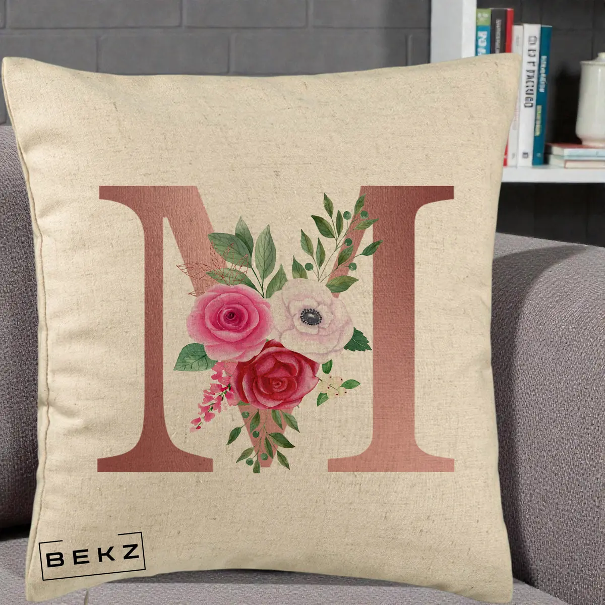Perna Decorativa Monograma Rose Gold Litera M cu Trandafiri, 40x40 cm, Bej, Husa Detasabila, Perna, BEKZ®