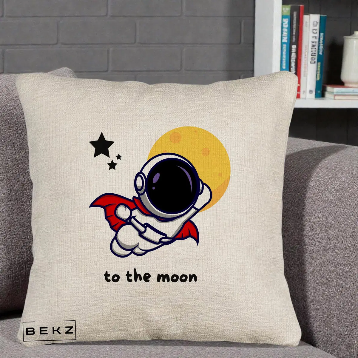 Perna Decorativa Astronaut To The Moon, 40x40 cm, Bej Canapea, Husa Detasabila, Perna, BEKZ®
