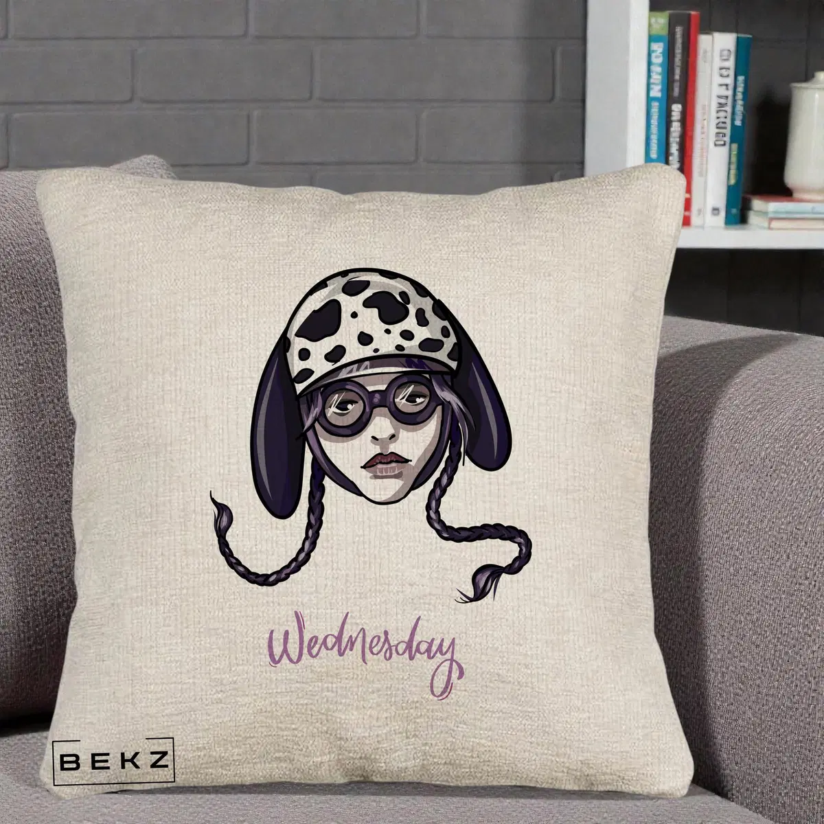 Perna Decorativa Wednesday Addams cu Caine Dalmatian, 40x40 cm, Bej Canapea, Husa Detasabila, Perna, BEKZ®