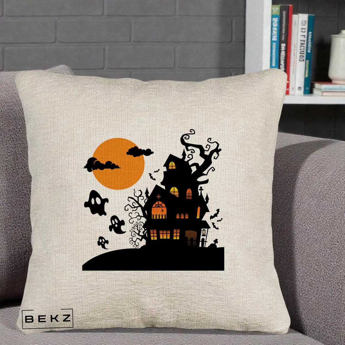 Perna Decorativa Halloween Casa Bantuita cu Fantome, 40x40 cm, Bej Canapea, Husa Detasabila, Perna, BEKZ®