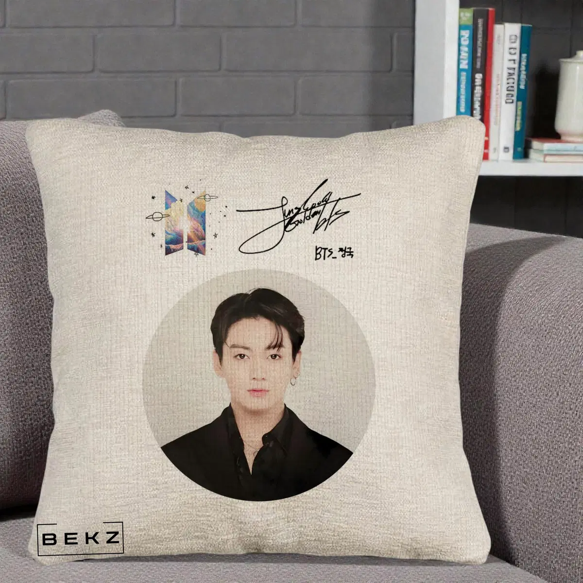 Perna Decorativa BTS Jungkook Portret cu Autograf si Logo, 40x40 cm, Bej Canapea, Husa Detasabila, Perna, BEKZ®