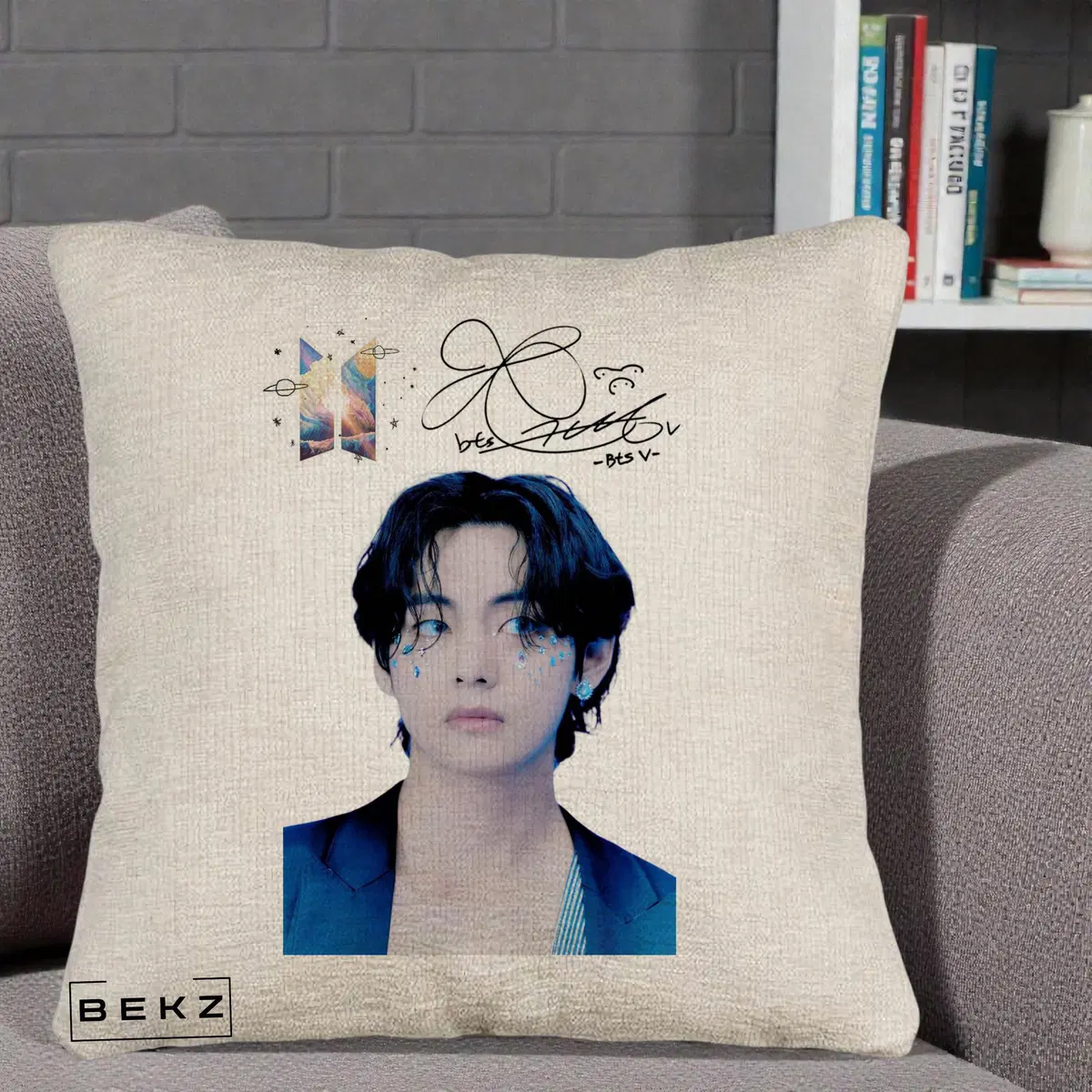 Perna Decorativa BTS V Taehyung Portret cu Autograf si Logo, 40x40 cm, Bej Canapea, Husa Detasabila, Perna, BEKZ®