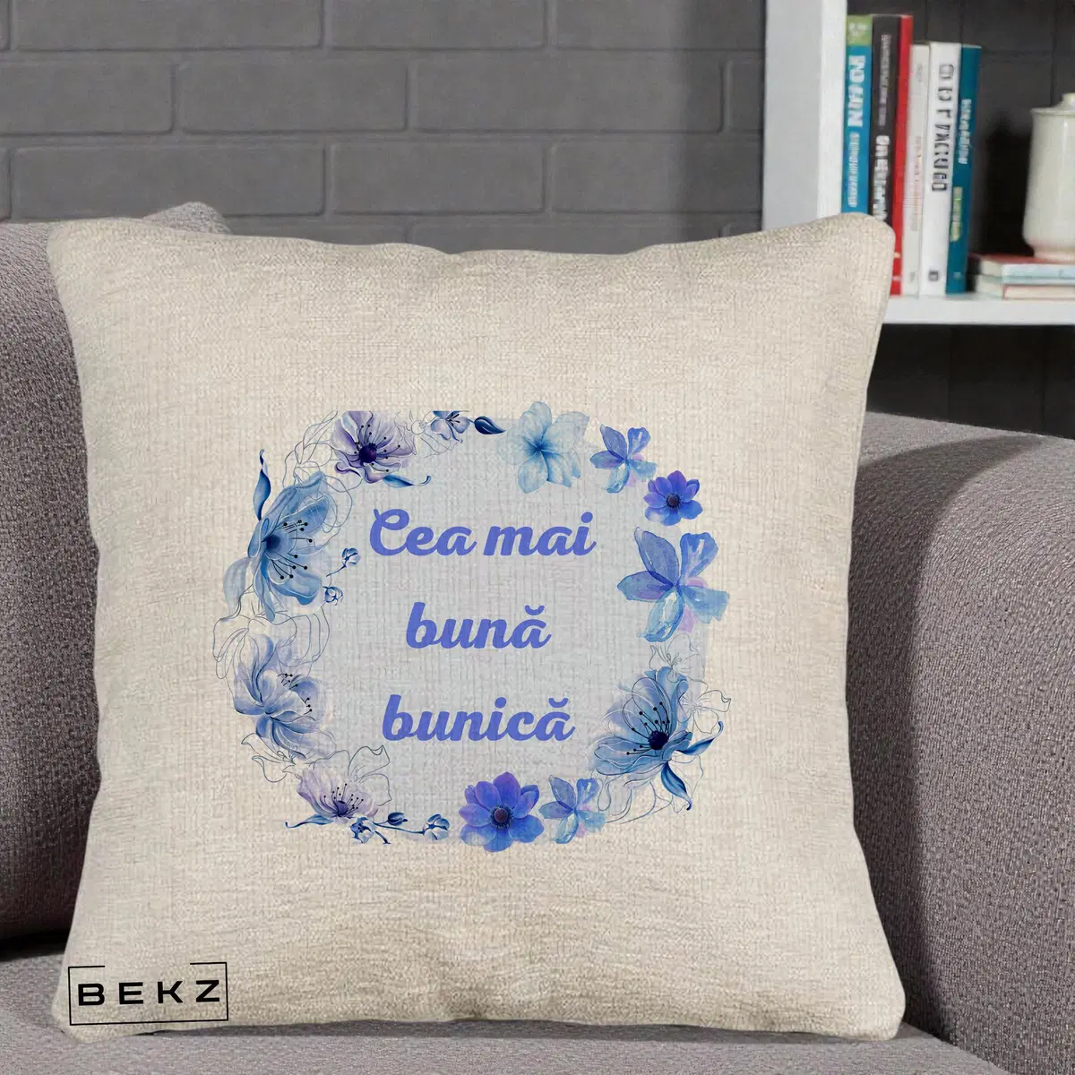 Perna Decorativa Cea Mai Buna Bunica Coronita Flori Albastre Acuarela, 40x40 cm, Bej Canapea, Husa Detasabila, Perna, BEKZ®