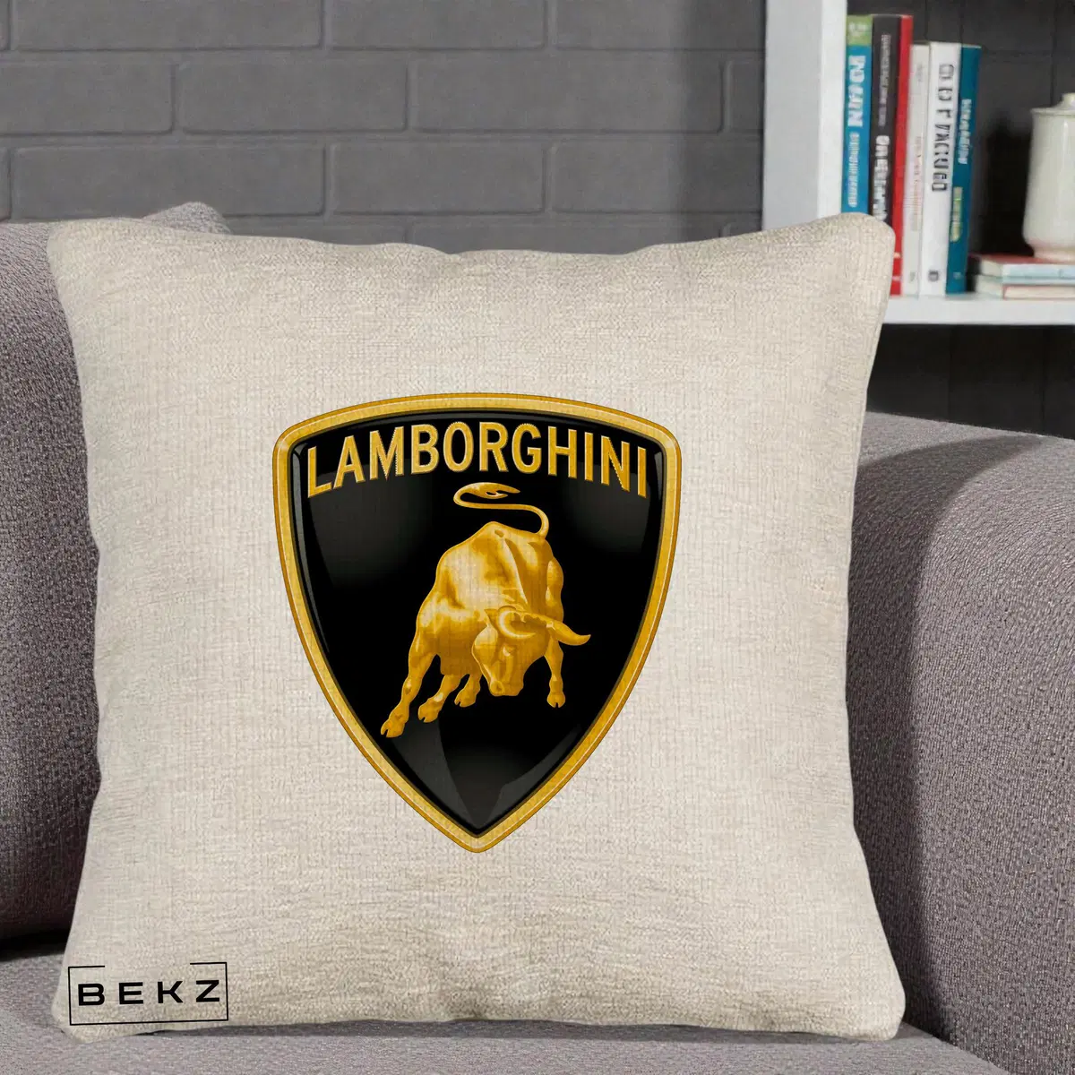Perna Decorativa Logo Lamborghini Negru Auriu pe Fond bej, 40x40 cm, Bej Canapea, Husa Detasabila, Perna, BEKZ®