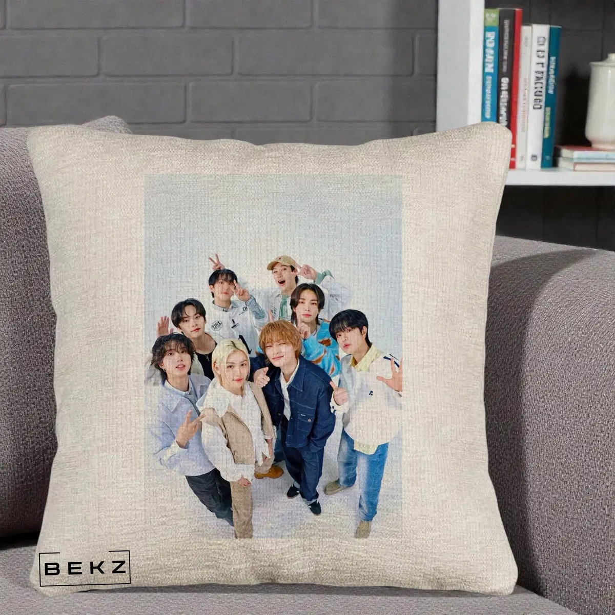Perna Decorativa Stray Kids Foto Grup Casual Alb cu 8 Membrii de Sus, 40x40 cm, Bej Canapea, Husa Detasabila, Perna, BEKZ®