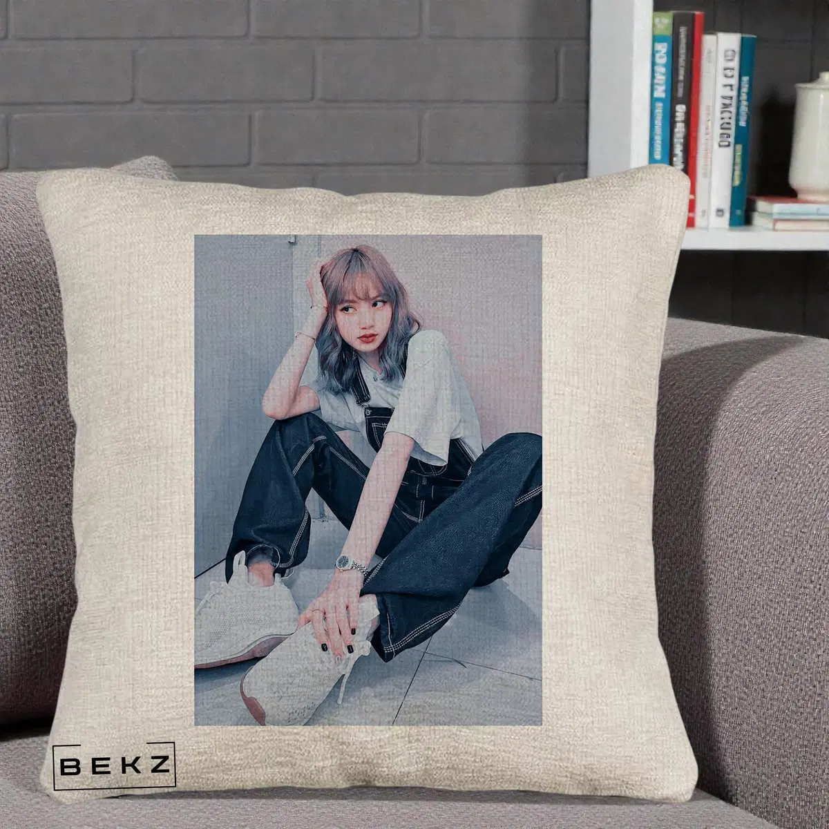 Perna Decorativa BLACKPINK Lisa Portrait Roz Athleisure pe Fond Roz, 40x40 cm, Bej Canapea, Husa Detasabila, Perna, BEKZ®