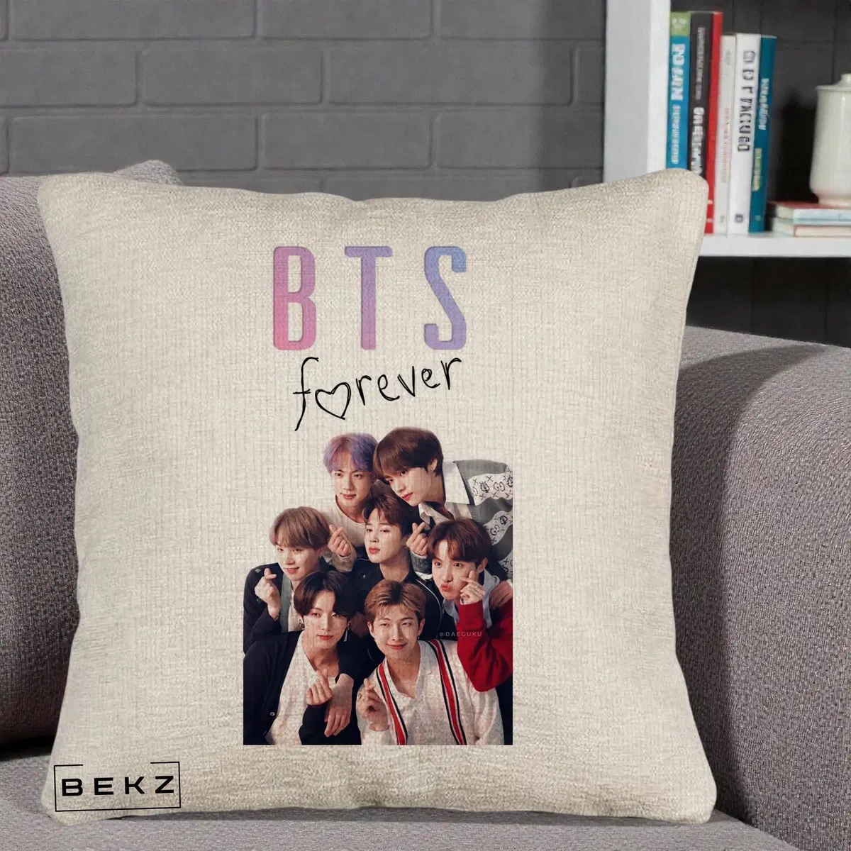 Perna Decorativa BTS Forever cu Logo si Foto Grup Casual Negru, 40x40 cm, Bej Canapea, Husa Detasabila, Perna, BEKZ®