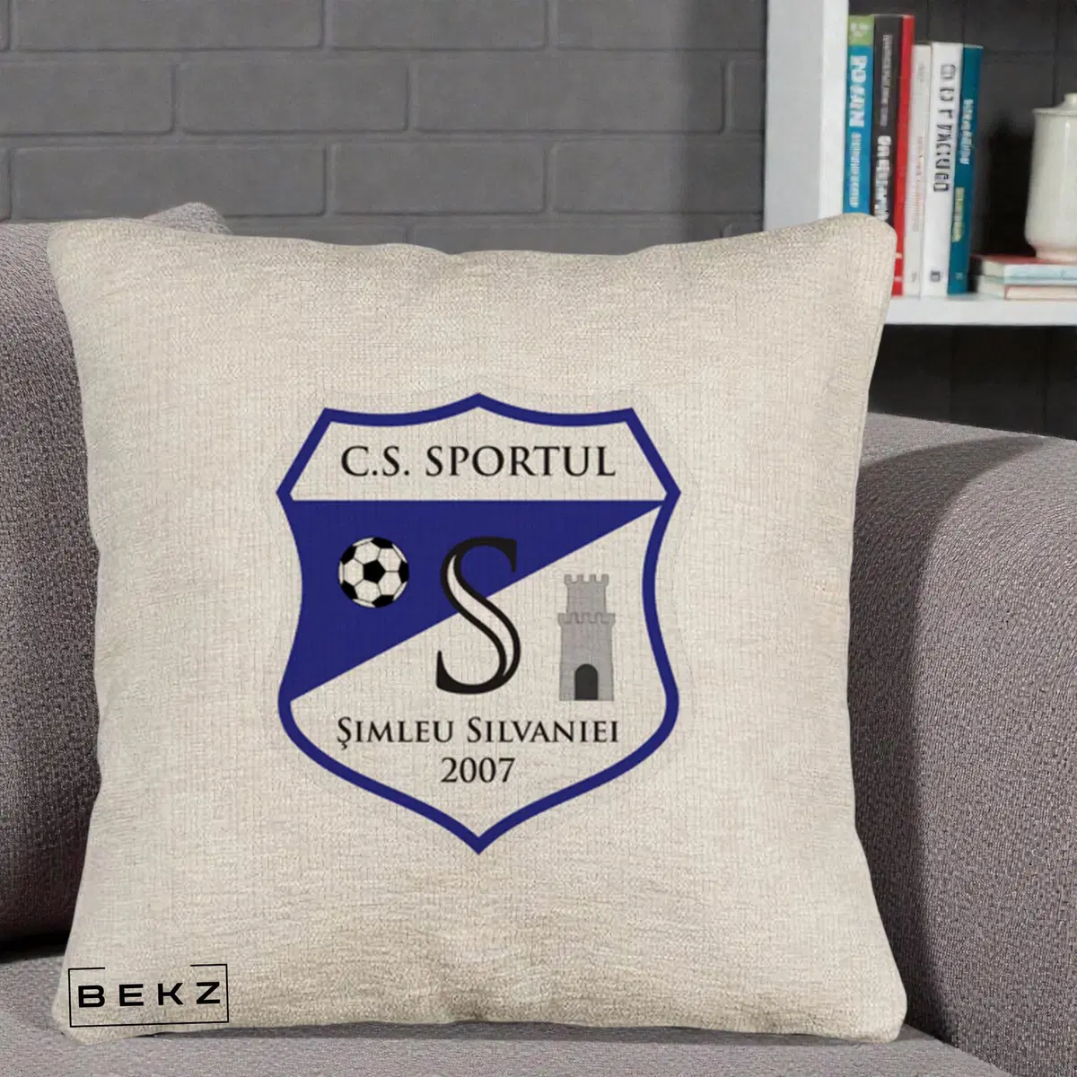 Perna Decorativa CS Sportul Simleu Silvaniei 2007, 40x40 cm, Bej Canapea, Husa Detasabila, Perna, BEKZ®