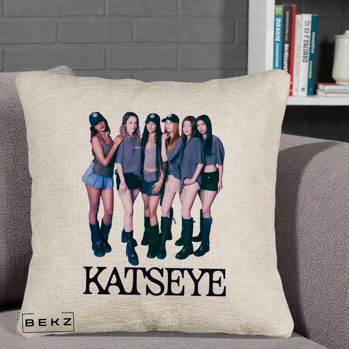 Perna Decorativa KATSEYE Grup Foto Tinute Gri, 40x40 cm, Bej Canapea, Husa Detasabila, Perna, BEKZ®