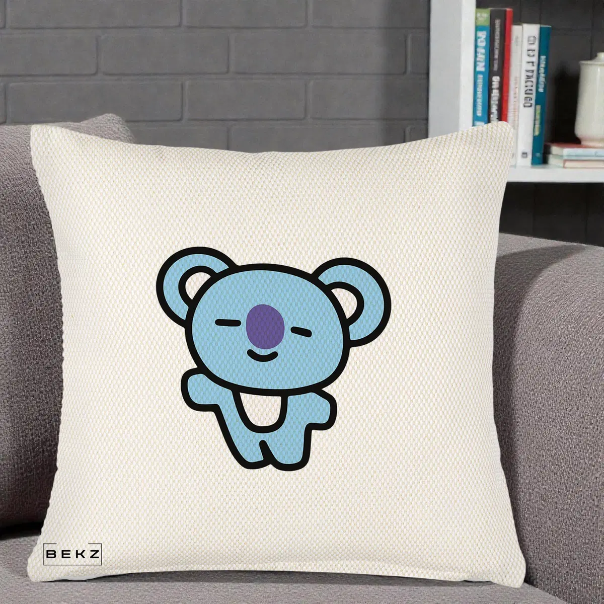Perna Decorativa BT21 Koya Kawaii, 40x40 cm, Crem Reliefat, Husa Detasabila, Perna, BEKZ®