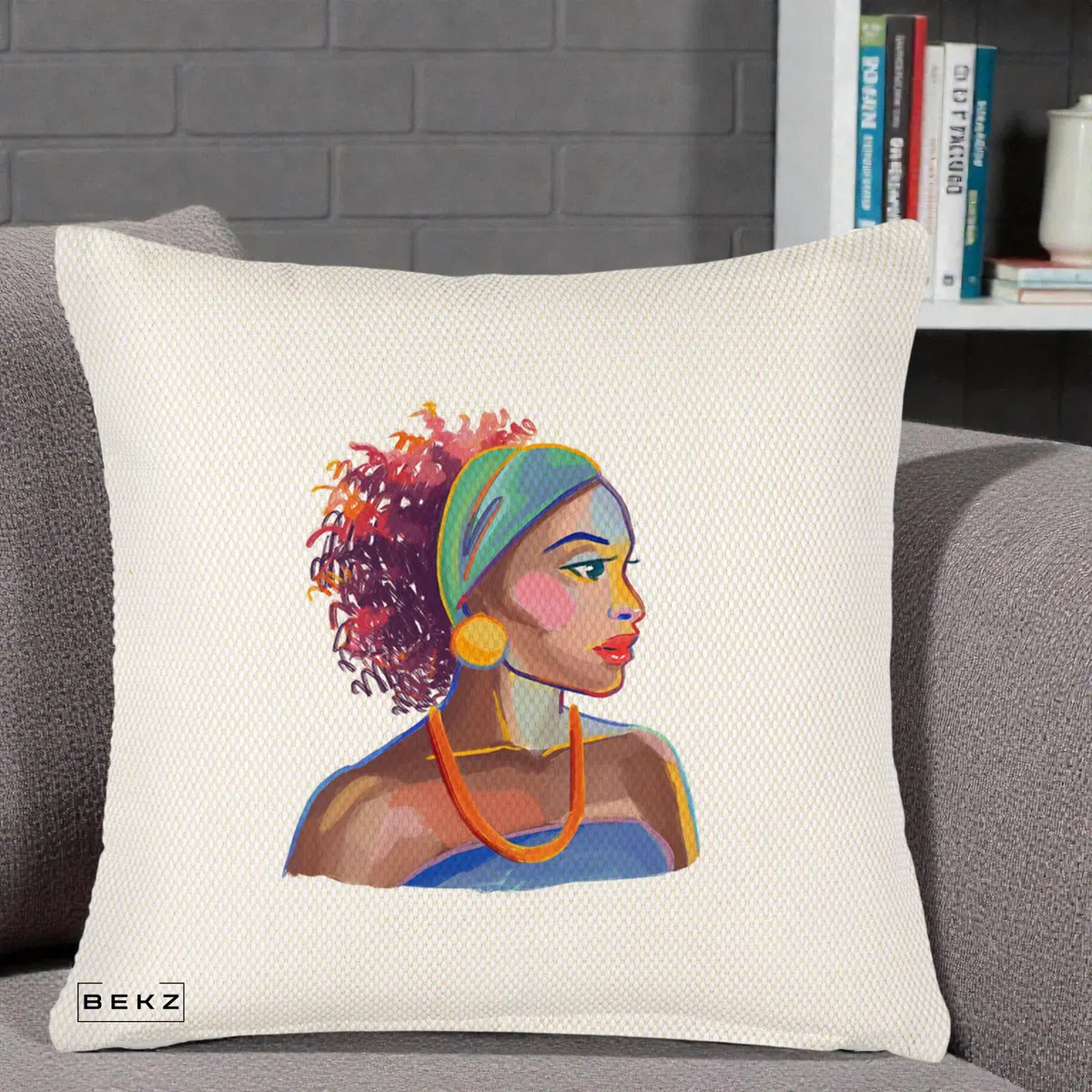 Perna Decorativa Portret Femeie Urbana Acuarela, 40x40 cm, Crem Reliefat, Husa Detasabila, Perna, BEKZ®